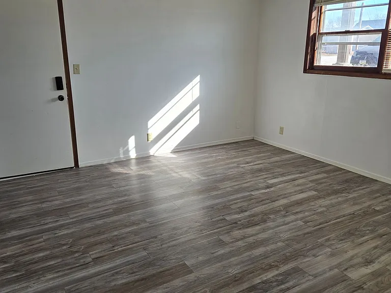 520 Lynnwood Ln — Photo 2