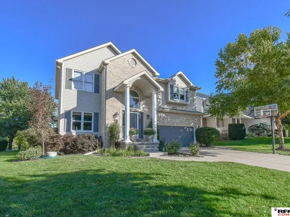 7525 Plum Creek Dr, Lincoln, NE 68516