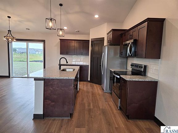 5th image of 1088 Cullen St