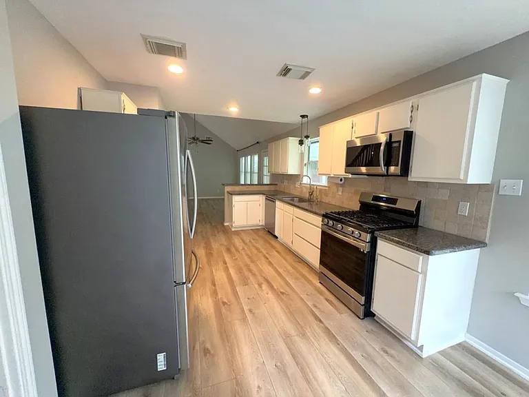 2106 Lexington Woods Dr — Photo 18