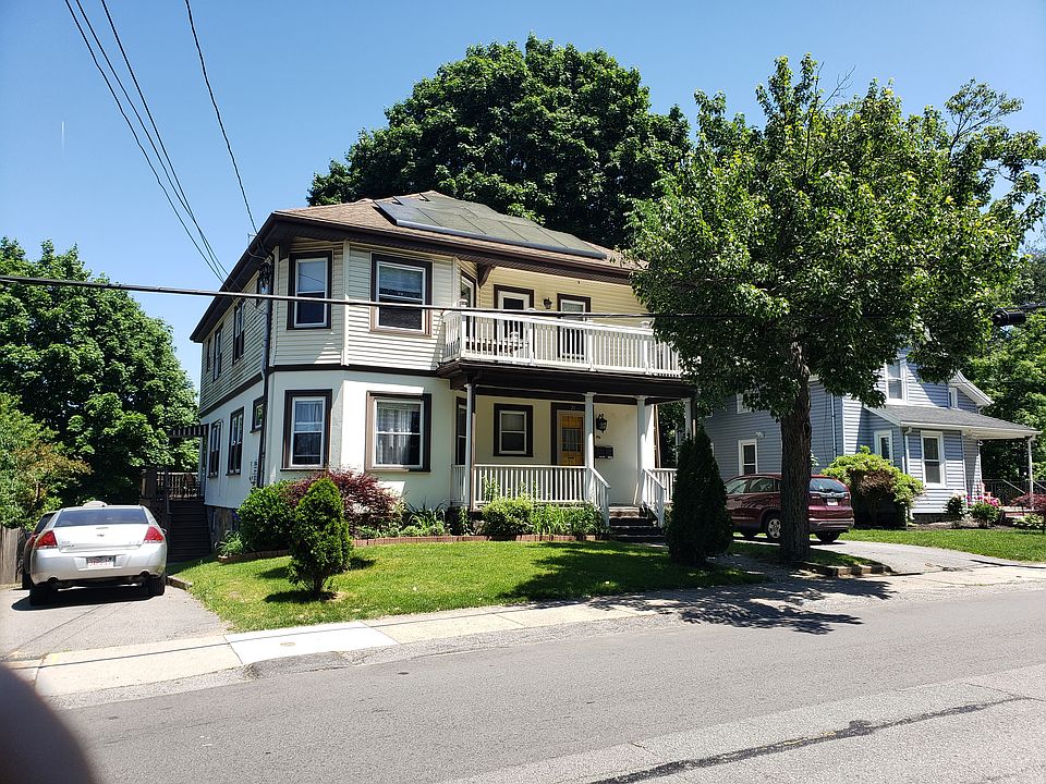 House sits on Oakdale Ave, near Oakdale Square