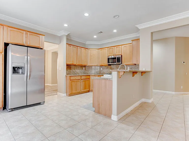 809 Royal Birch Ln — Photo 17