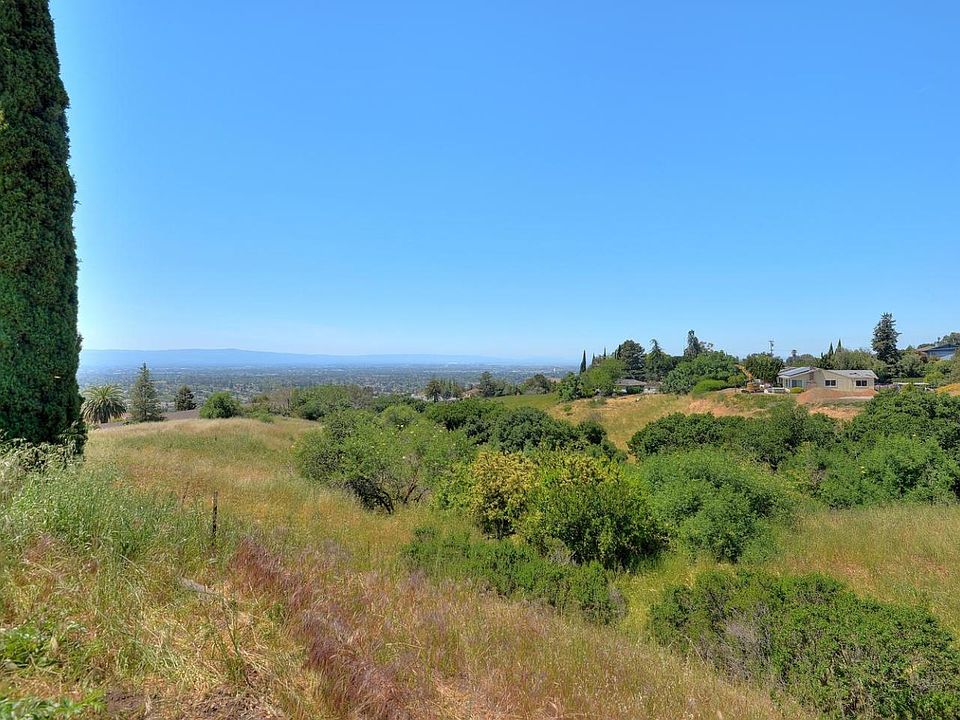 2nd image of 15221 Camelot Dr