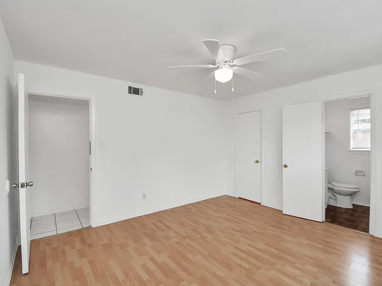 530 Westshire Dr — Photo 15