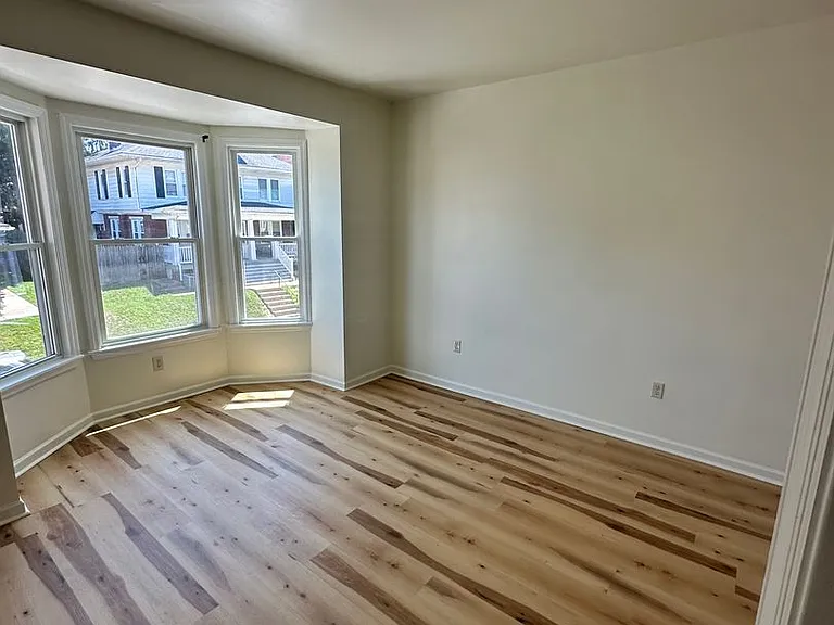 1211 W Poplar St — Photo 9