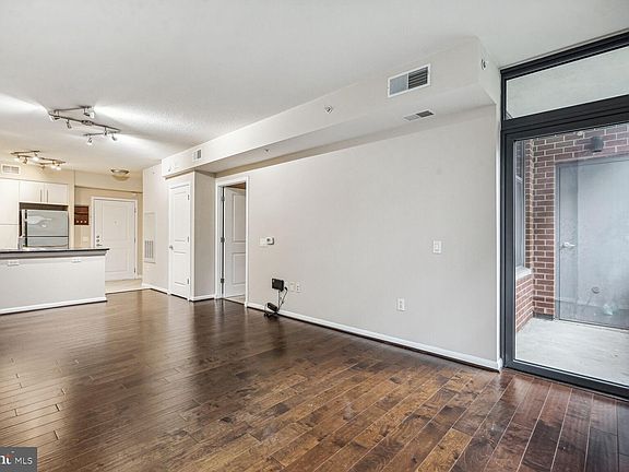2nd image of 1021 Garfield St #320