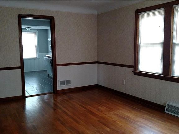3rd image of 1936 Tuxedo Ave