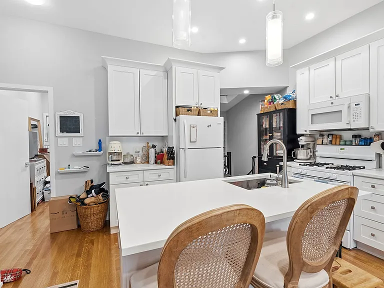 1421 N Dearborn St — Photo 130