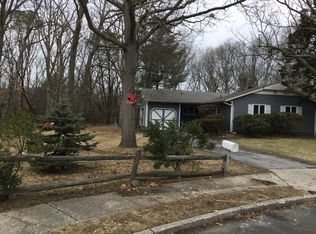 6 Ray Ct, Brentwood, NY 11717