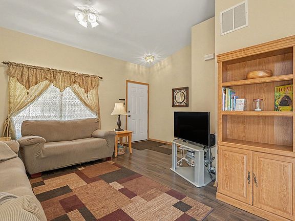 2nd image of 2824 Sun Valley Dr
