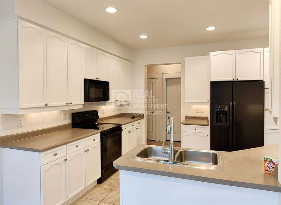 End-Unit Townhome with Main Floor Primary Suite in Beautiful Broomfield, CO — Photo 3