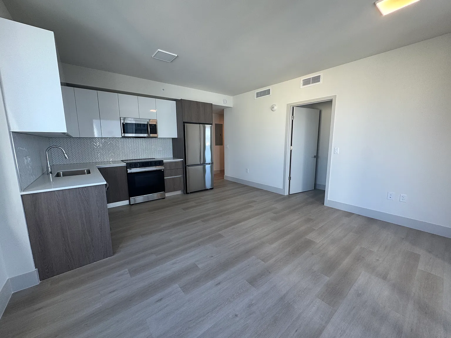 2 bed, 972 sqft, $3,077 — Photo 3