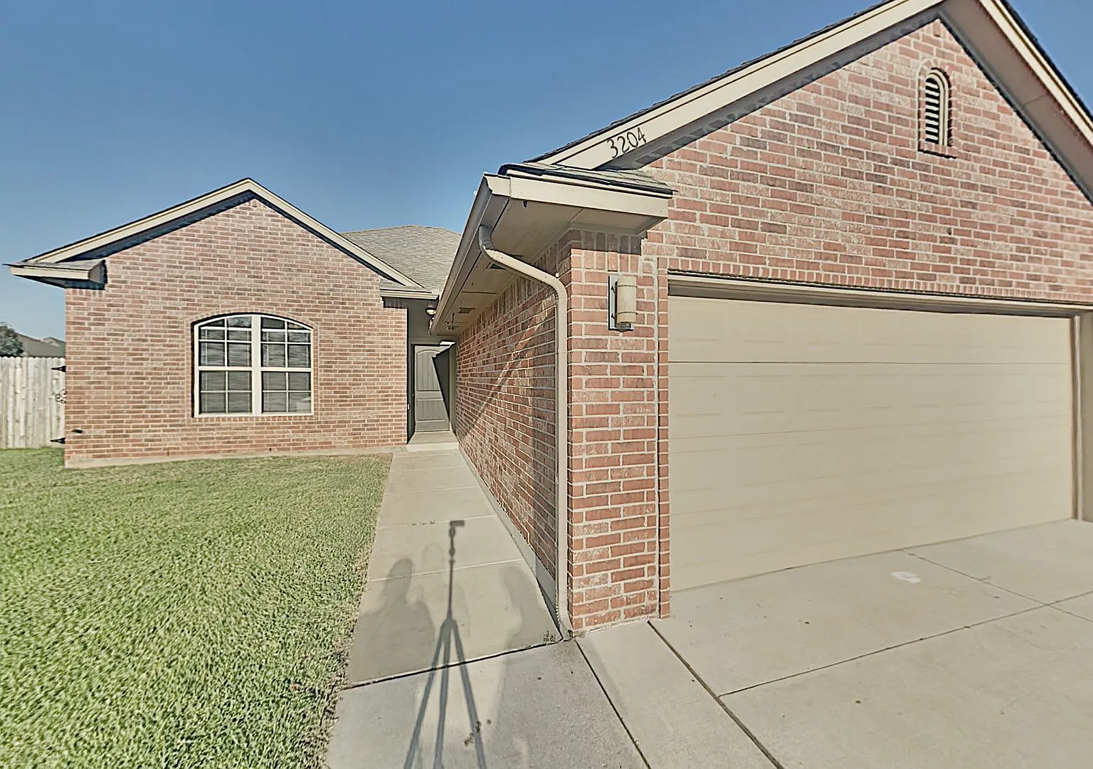 Beautiful 3 Bedroom 2 Bathroom Home in Mustang Schools — Photo 2