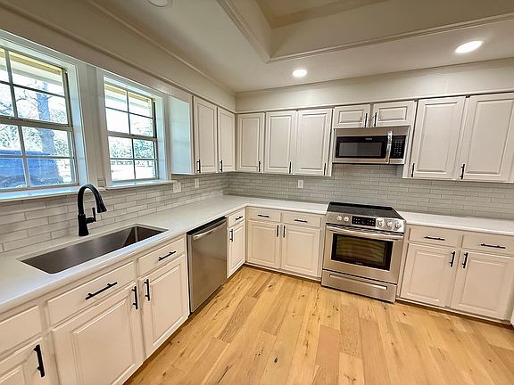 3rd image of 105 Arrowhead Dr