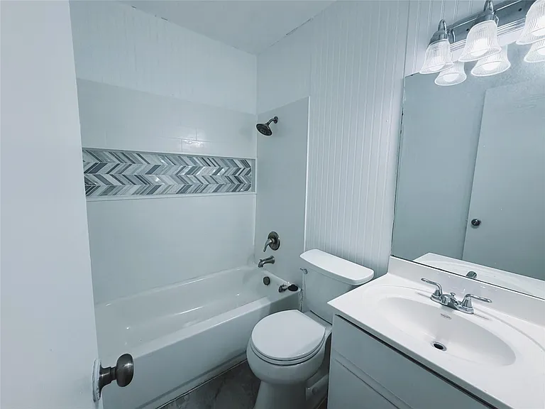 9906 Hundred Oaks Cir #B — Photo 10