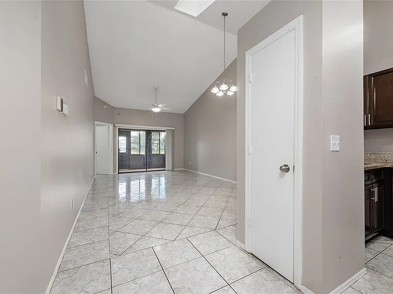 140 Lakepointe Cir — Photo 6
