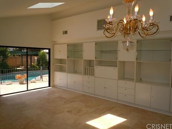 5th image of 8033 Louise Ave