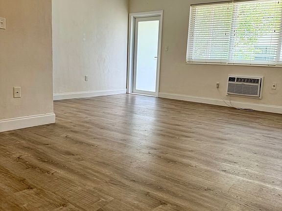 4th image of 105 S Shore Dr APT 2