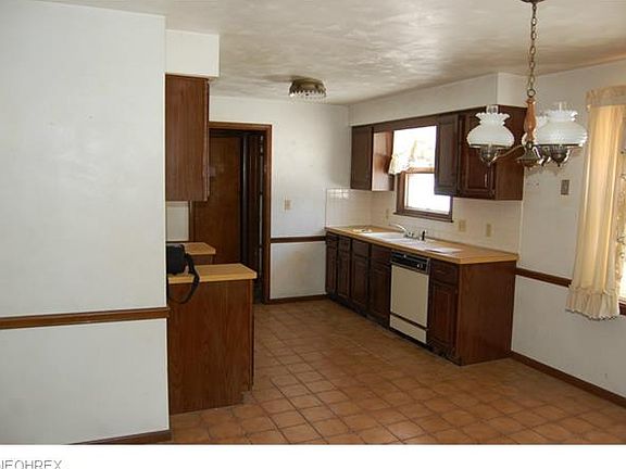 4th image of 6701 Applewood Blvd