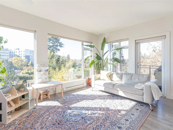 3815 Rowland Ave #403, Saanich, BC V8Z 0E1