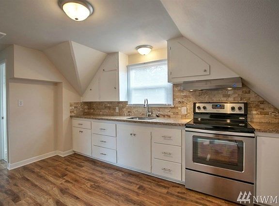 5th image of 2421 S 142nd St