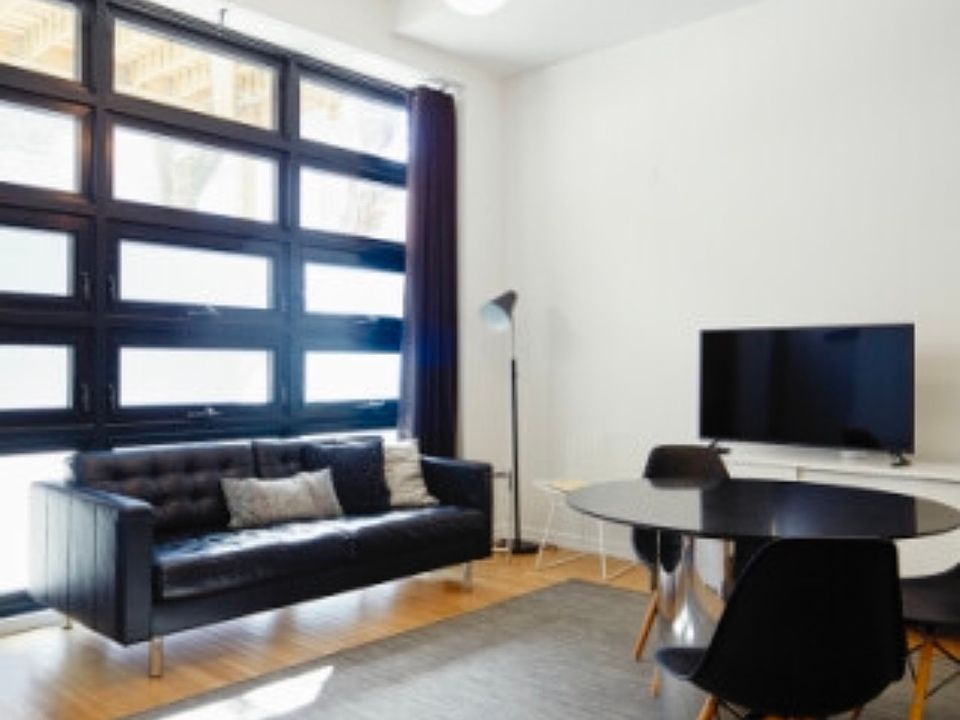 1st image of 1219 W Gunnison St #2