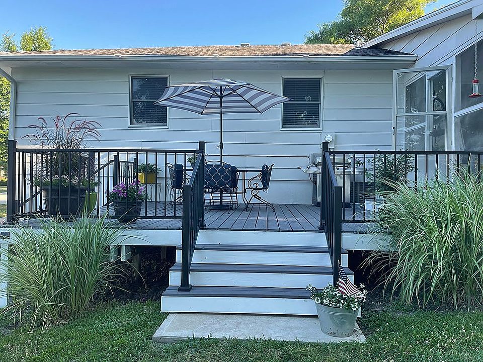 2nd image of 2218 Redwood Ave