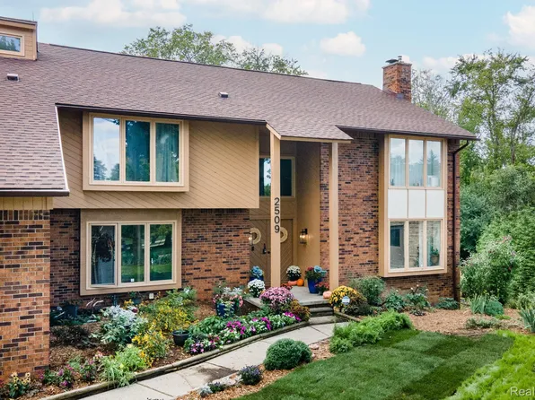 2509 Munster Rd, Rochester Hills, MI 48309