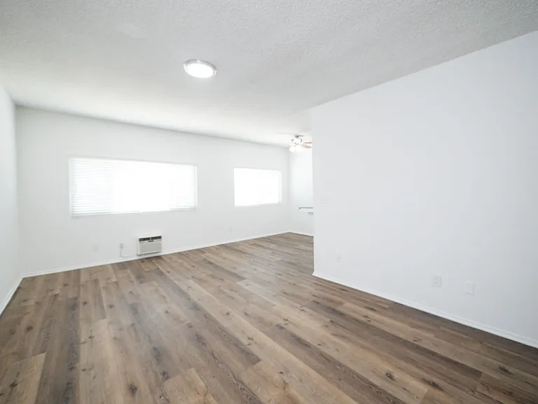 5715 Vineland Ave — Photo 7