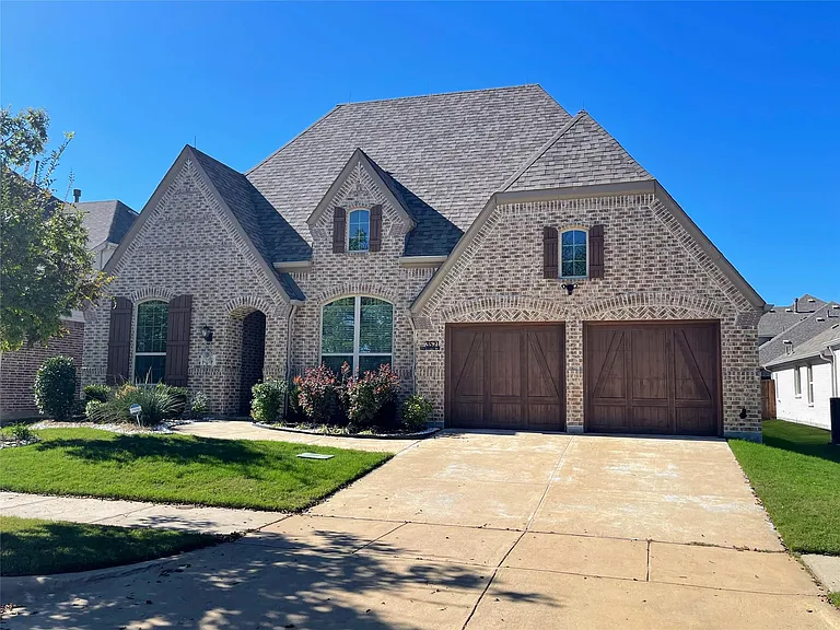 3521 Washington Dr — Photo 1