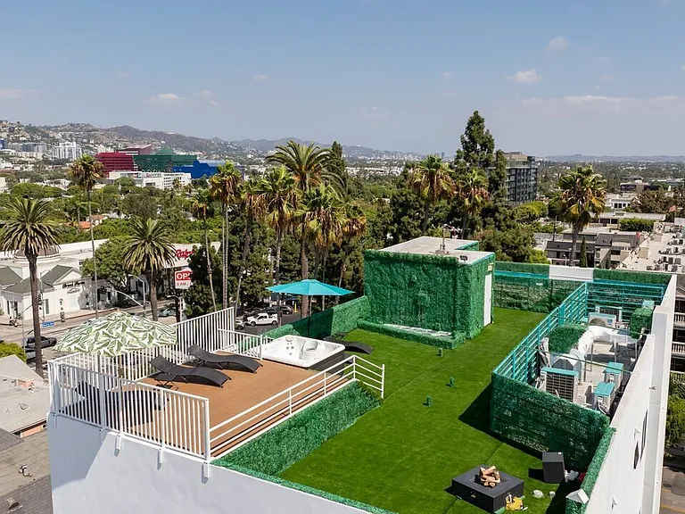 137 N Doheny Dr #3 — Photo 35