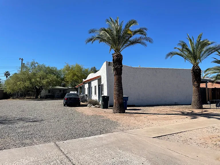 2 Bedroom And 1 Bath Triplex! **Move In Special** — Photo 2