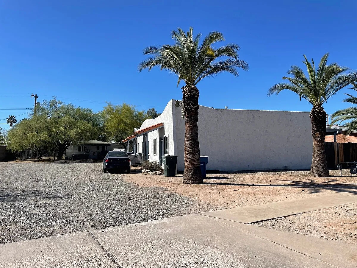 Building Photo - Quaint 2 Bedroom and 1 Bath Triplex!