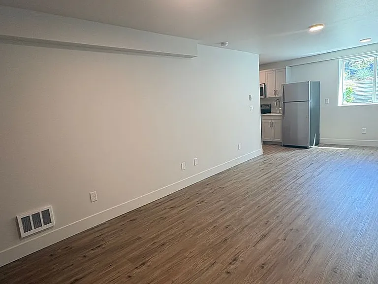 Denny Apartments — Photo 6