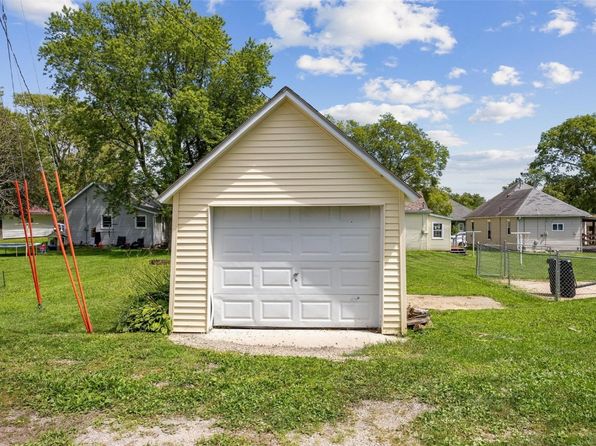 205 Hall Ave, Lowden, IA 52255