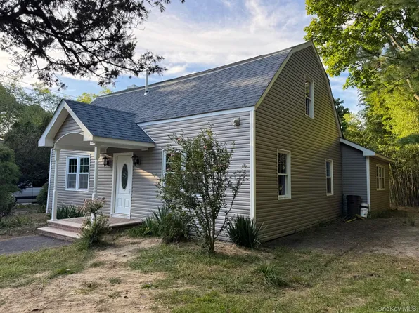 4 Barnes Road, Moriches, NY 11955