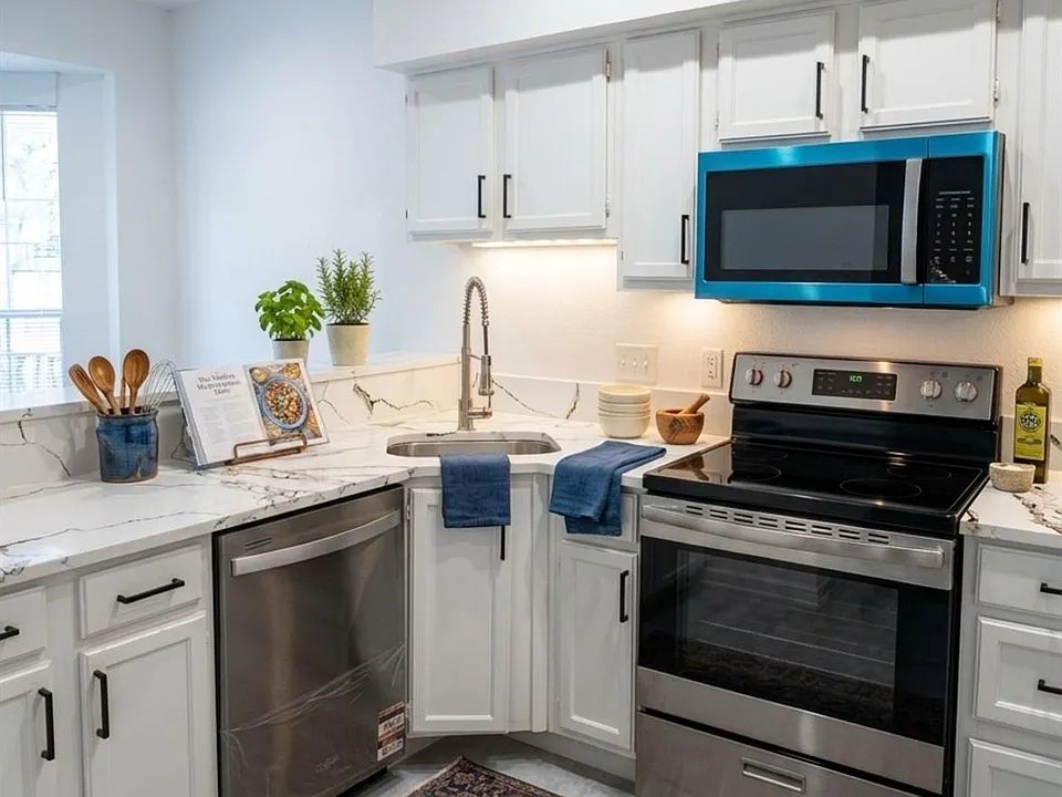 2121 El Paseo St #2202