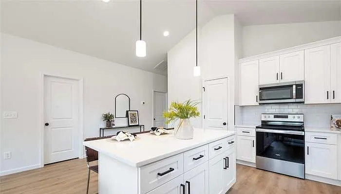3913 Oakwood Rd — Photo 10