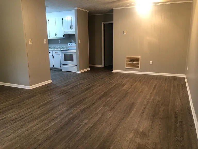 515 Chateau Dr SE — Photo 2