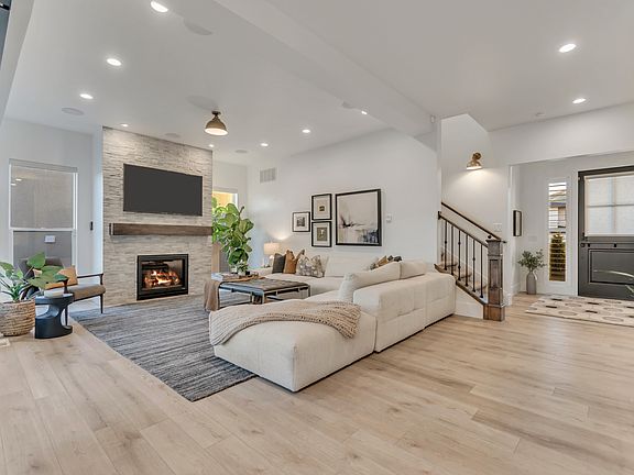 3rd image of 1701 W Oakridge Cir
