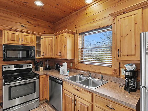 5th image of 727 Mountain Stream Way