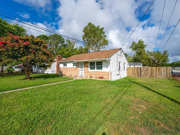 2015 Kensington Dr — Photo 2