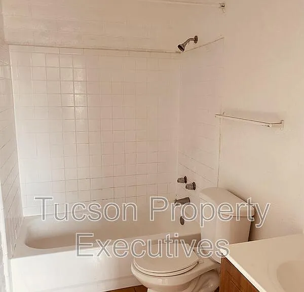 5756 S Park Ave — Photo 3