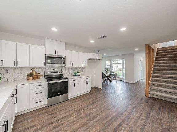 5th image of 803 Rainbow Dr