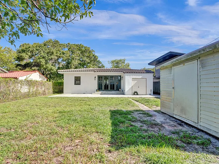 807 SW 18th St — Photo 54