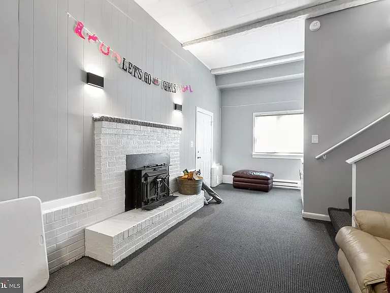 1321 Rowe St #C — Photo 15