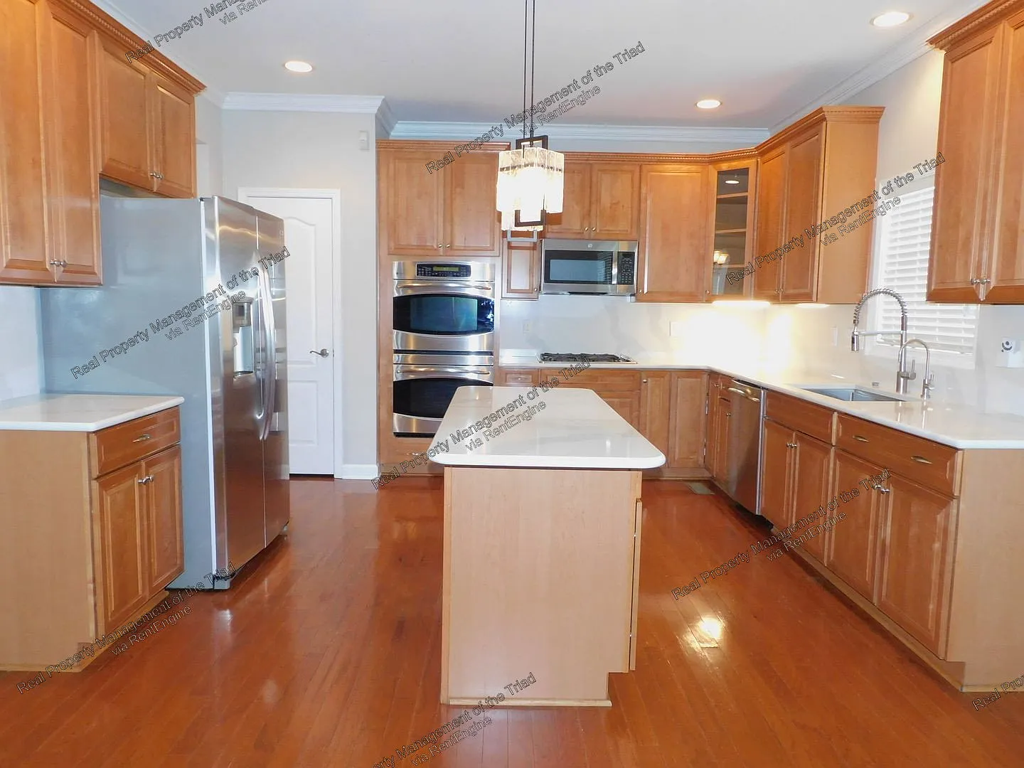 5 bed, 3.0 bath, 3282 sqft, $2,995 — Photo 2