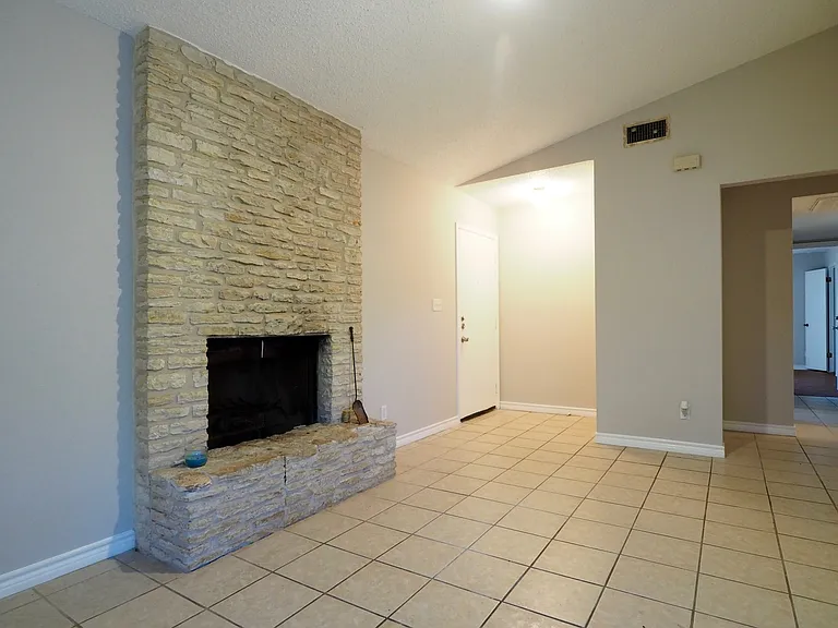 1012 Fieldwood Dr — Photo 3
