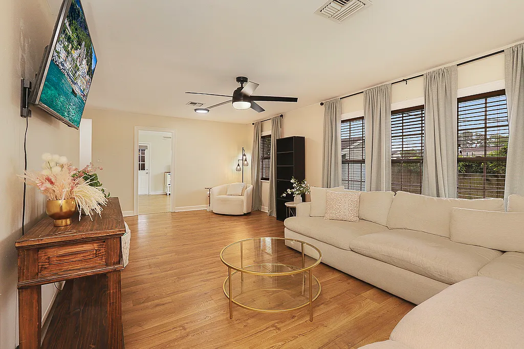3 bed, 1321 sqft, $2,200 — Photo 4