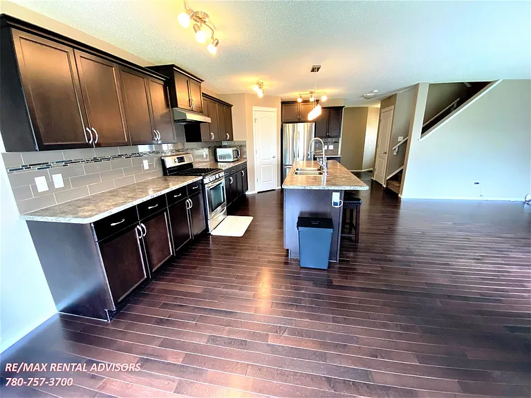 2531 Cole Cres SW — Photo 3